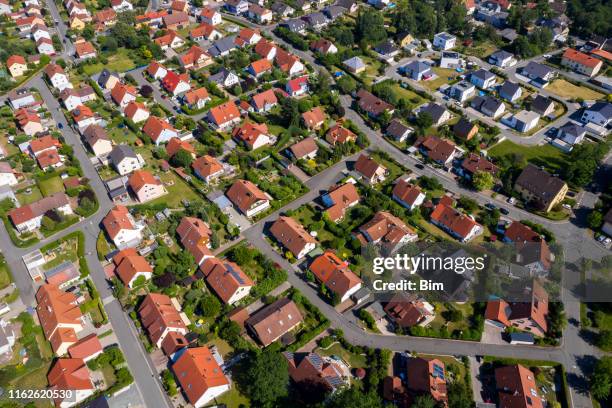 vista aérea sobre las casas suburbanas - housing development fotografías e imágenes de stock