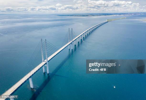 øresund, öresund brug tussen zweden en denemarken - hangbrug stockfoto's en -beelden