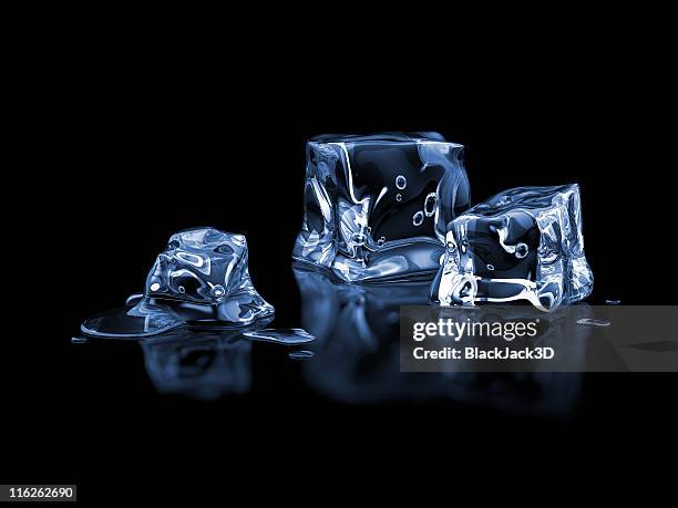 cubes de glace isolés sur noir - glaçons photos et images de collection