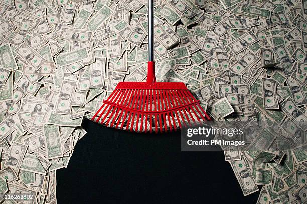 raking in money - avarice fotografías e imágenes de stock