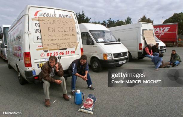 Des coursiers bloquent avec leurs véhicules de livraison, le dépôt des carburants de Vern-Sur-Seiche au sud de Rennes, le 07 Septembre 2000, pour...