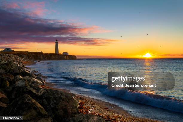 cap-des-rosiers lighthouse sunrise dri - forillon national park fotografías e imágenes de stock