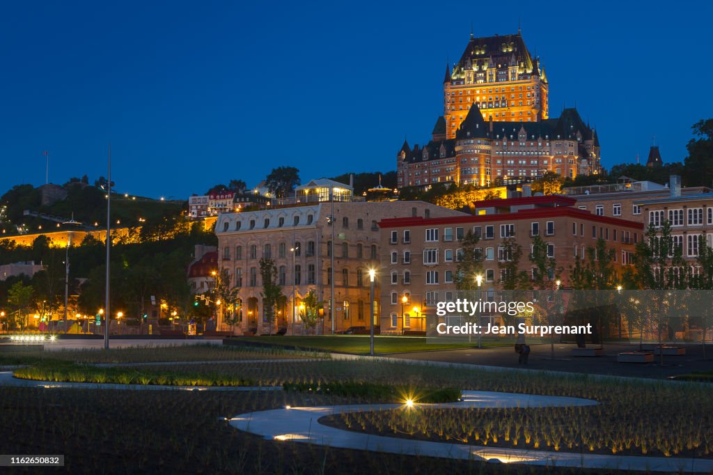 Place_des_canotiers_blue_hour_DRI