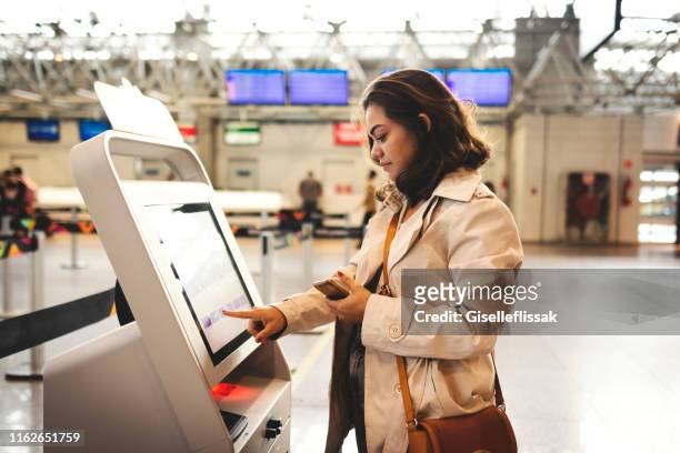 Kvinna checkar in på flygplatsen