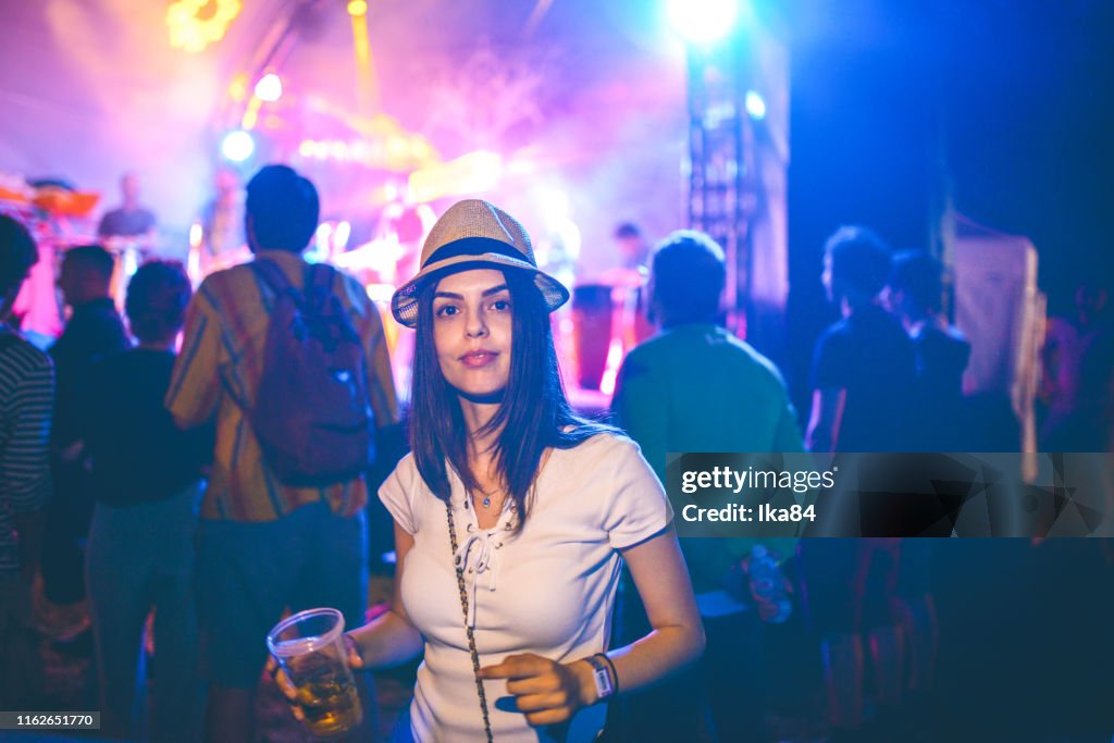 Ragazza che si gode il festival musicale