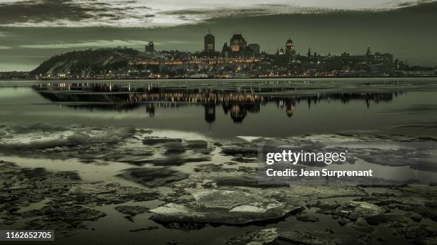 quebec_city_winter_monochrome_16x9_dri - levis 個照片及圖片檔