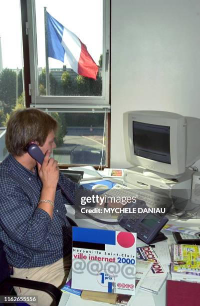 Un employé de la mairie de Herouville-Saint-Clair utilise le 26 septembre 2000 le téléphone IPP pour communiquer via internet avec les services...