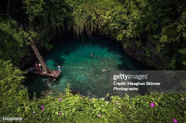 to sua ocean trench - samoani foto e immagini stock