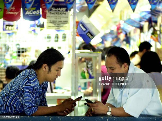 Texting Tagalog 761 Filipina Texting Stock Photos, High-Res Pictures, and Images ...