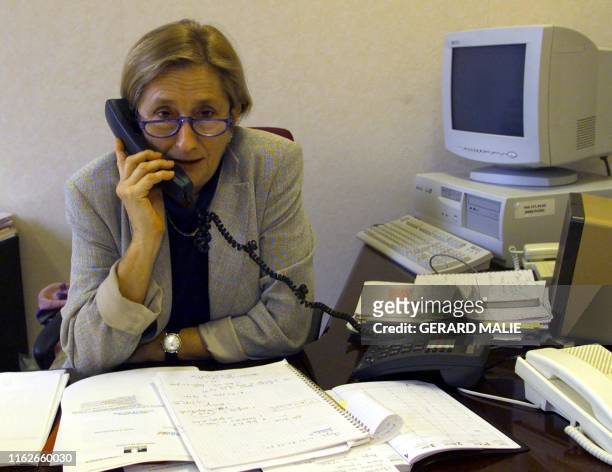 Michèle Aucouturier, directrice de la DDASS de l'Yonne, répond au téléphone le 20 décembre 2000 dans son bureau de la Direction Départementale de...