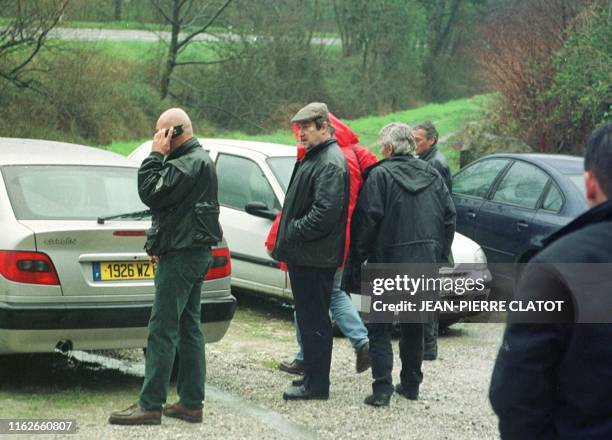 Des inspecteurs de police emmènent, le 08 mars 2001, le responsable de la société "Titanite société explosifs" Bertand Noré , qui a été pris en otage...