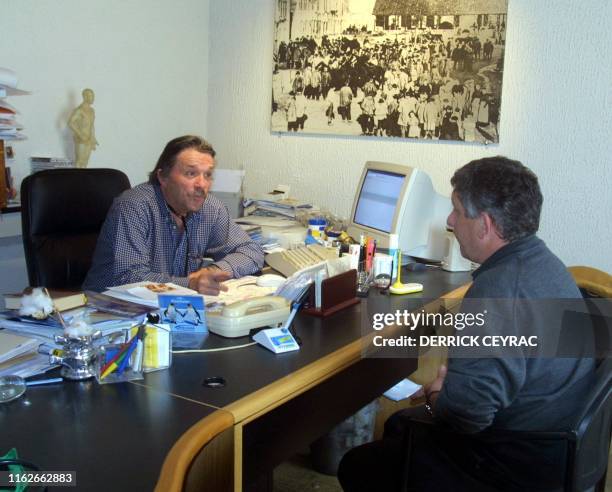 Le docteur Jean-Paul Lampert s'entretient avec un patient, le 28 avril 2001 dans sa maison-cabinet médical à Saint-Sauvant. Dans cette commune de...
