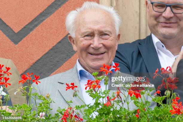 August 2019, Saxony, Kamenz: The former cosmonaut Sigmund Jähn stands on the balcony of the town hall and watches more than 1000 pupils in white...