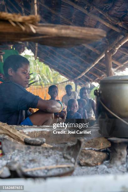 cooking over open fire in papua new guinea village - sepik imagens e fotografias de stock