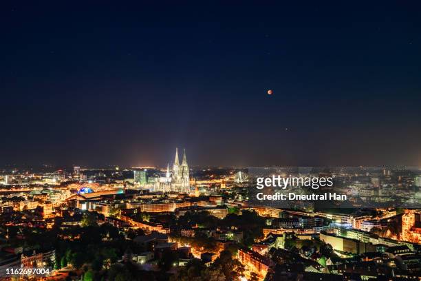 total lunar eclipse, cologne cathedral and cologne skyline - 光害 個照片及圖片檔