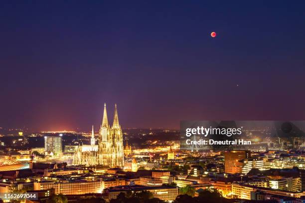 total lunar eclipse, cologne cathedral and cologne skyline - total lunar eclipse over germany stock pictures, royalty-free photos & images