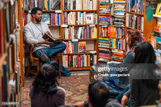 lectura en una reunión de grupo de libros - authors fotografías e imágenes de stock