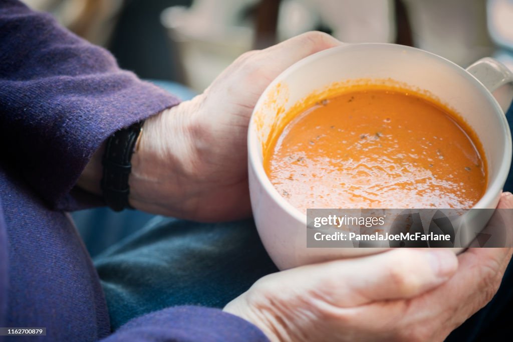 POV, Mujer Senior Sosteniendo Taza de Sopa de Tomate en El Regazo