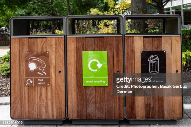 food waste bin, mixed recycling bin, general waste bin and signs - recylcebak stockfoto's en -beelden