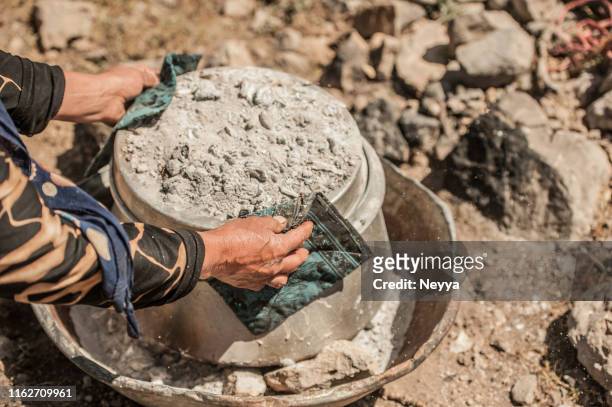 iranische nomaden frau kochen mittagessen im freien in iranischer wüste - hot middle eastern women stock-fotos und bilder