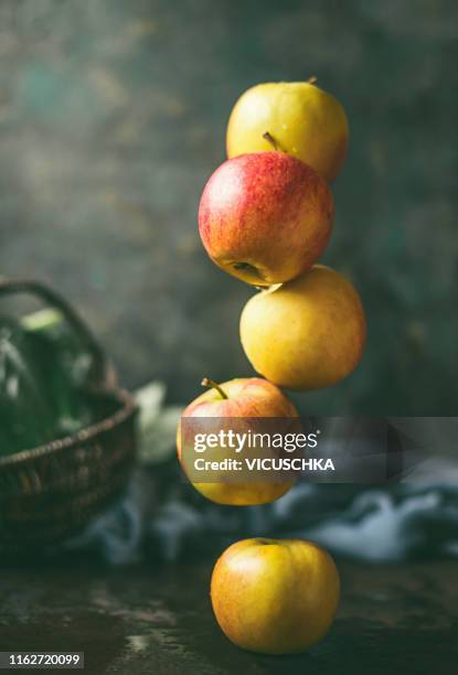 seasonal apples fall on kitchen table - apfel freisteller stock-fotos und bilder