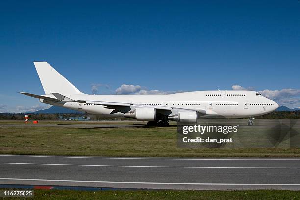 boeing 747 auf der startbahn rollen - 747 stock-fotos und bilder