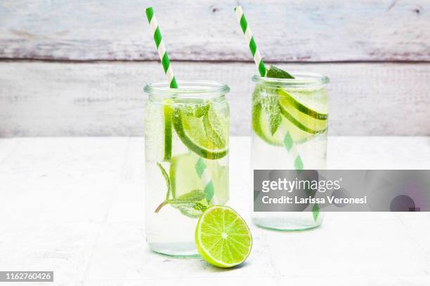 lime mint lemonade - sprudelgetränk stock-fotos und bilder