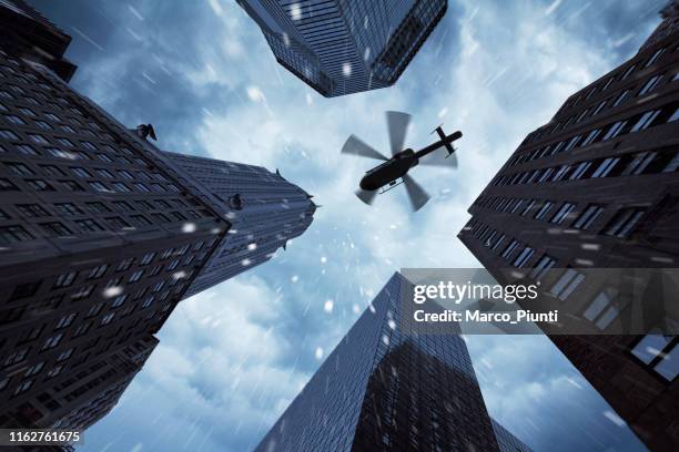 helicóptero sobre la ciudad de nueva york - helicóptero fotografías e imágenes de stock