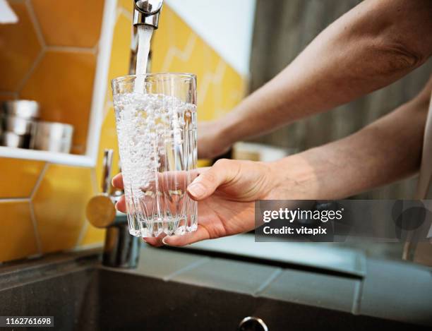 sicheres trinkwasser - wasser oder zapfhahn stock-fotos und bilder