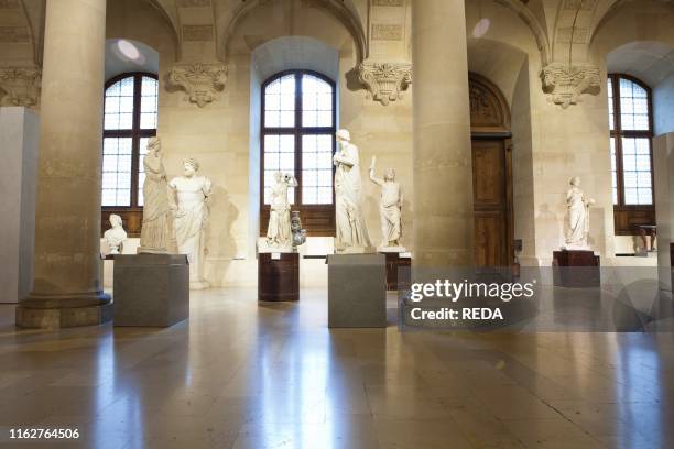 Louvre Museum Interior Photos and Premium High Res Pictures - Getty Images