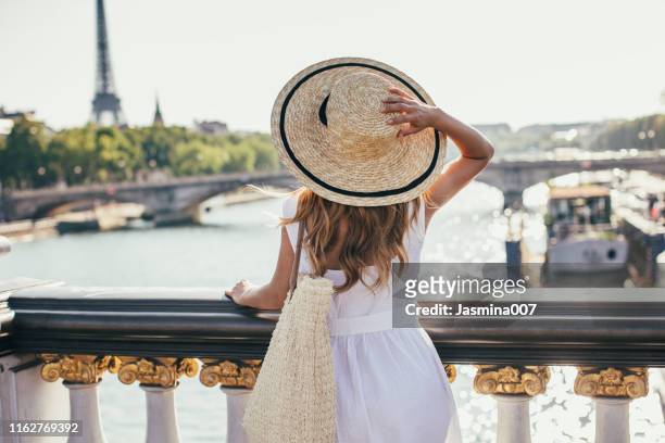 junge frau in paris - paris stock-fotos und bilder