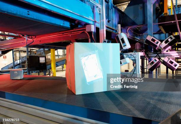 boxes on the go - boxes conveyor belt stock pictures, royalty-free photos & images