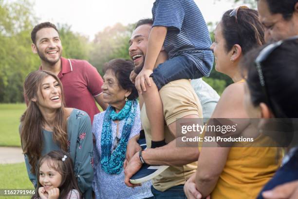 grote familie bijwonen familiebijeenkomst - neefje stockfoto's en -beelden