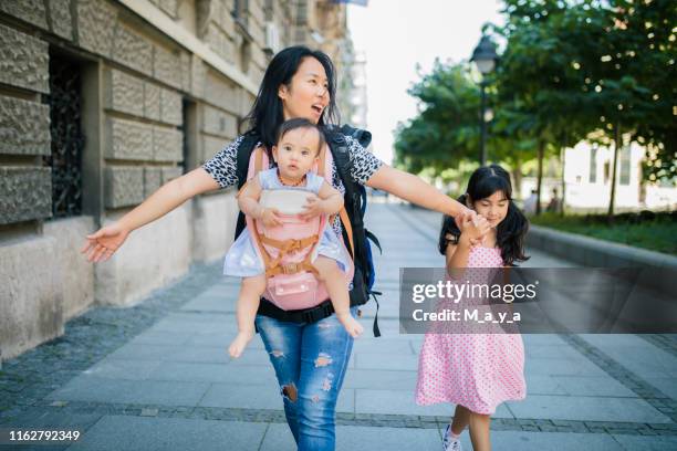 traveling with children - y 3 imagens e fotografias de stock