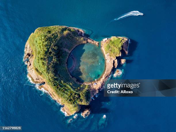 san miguel island, azores, portugal. top view of islet of vila franca do campo.  azores aerial panoramic view. crater of an old underwater volcano. bird eye view. - insel stock-fotos und bilder