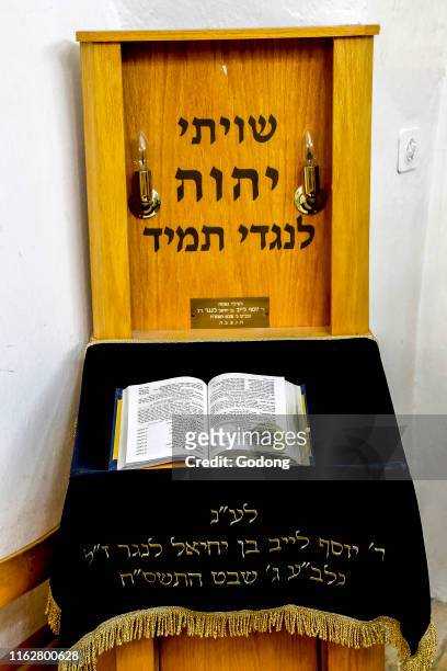 Ramban synagogue, Jerusalem old city, Israel. Teva with a wooden C'est une teva, la ou l'officiant officie et devant lui sur la plaque: 'j'aspire a...