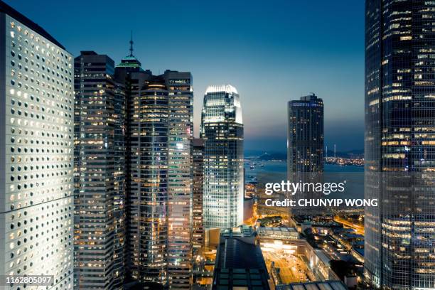 vue du hong kong la nuit - tour two international finance center photos et images de collection