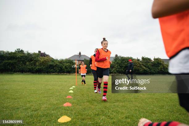 aufwärmen beim fußballtraining - tyne and wear stock-fotos und bilder