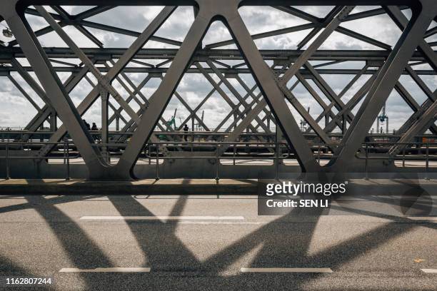 urban bridge and road, steal bridge in hamburg - leben in der stadt stock-fotos und bilder
