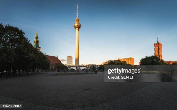 berlin television tower during the sunset, germany - alexanderplatz - fotografias e filmes do acervo