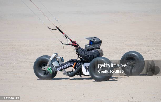 strandzeilen bij de brouwersdam - zeilwagen stockfoto's en -beelden