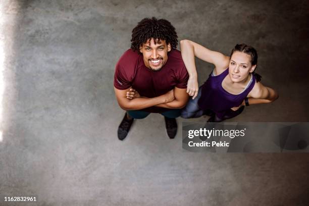 erfolgreiches training - woman smiling white background stock-fotos und bilder