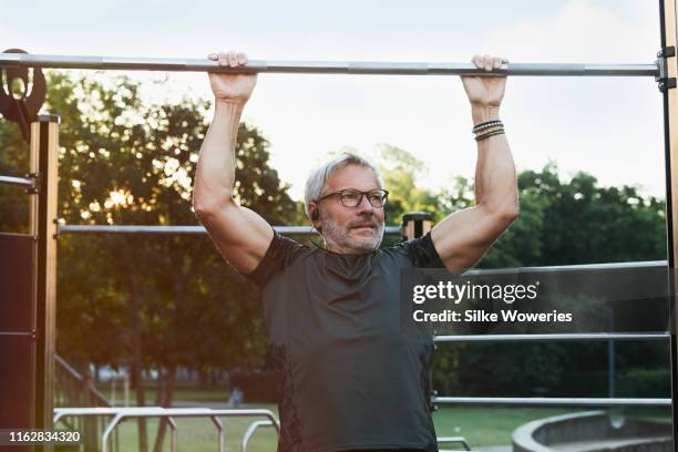 portrait of an active senior man doing exercise in the city of berlin - 55 59 años fotografías e imágenes de stock