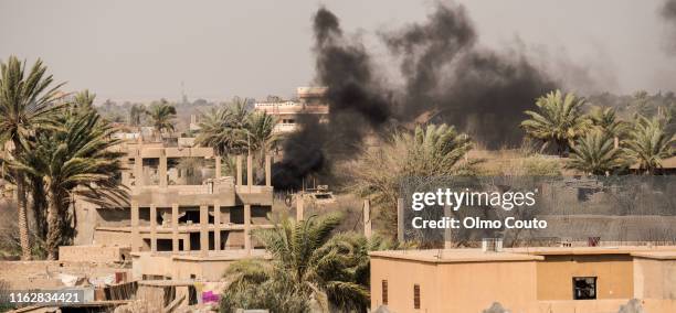 deir al zor. baghuz. 3_2019. fighters from sdf kurdish-led forces have launched a final assault on the last pocket held by islamic state in eastern syria - terrorism 個照片及圖片檔