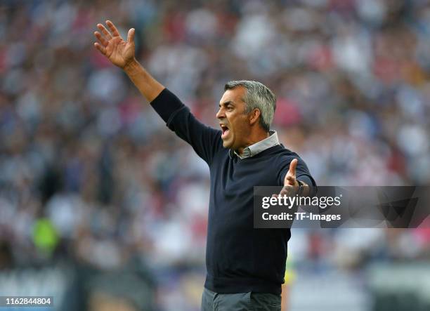 Head coach Robin Dutt of VfL Bochum gestures during the Second Bundesliga match between Hamburger SV and VfL Bochum 1848 at Volksparkstadion on...