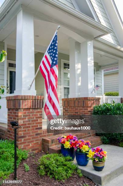 onafhankelijkheidsdag viering van patriottische huizen en buurten - vlag planten stockfoto's en -beelden