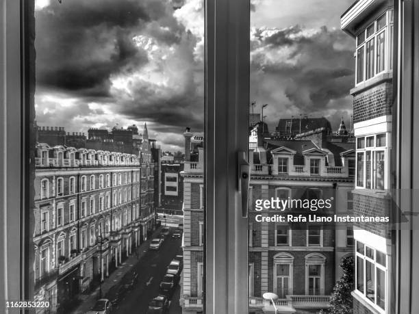 london window - londres inglaterra photos et images de collection