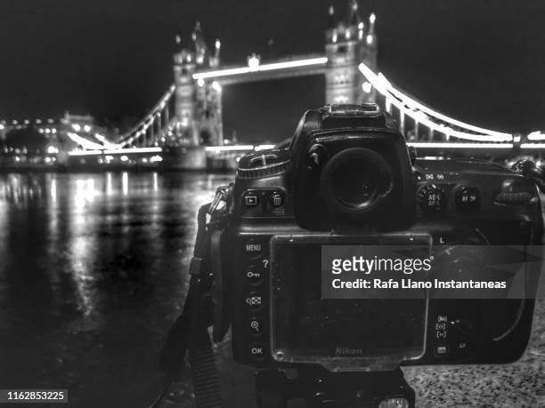 london bridge - londres inglaterra photos et images de collection