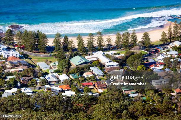 flygvy över kuststaden wollongong, bakgrund med kopierings utrymme - town australia bildbanksfoton och bilder