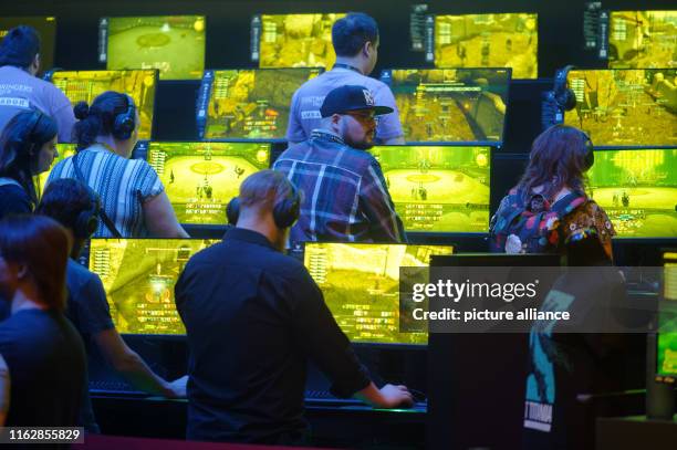 August 2019, North Rhine-Westphalia, Cologne: Visitors play the game World of Warcraft at Gamescom. The computer games fair Gamescom takes place from...